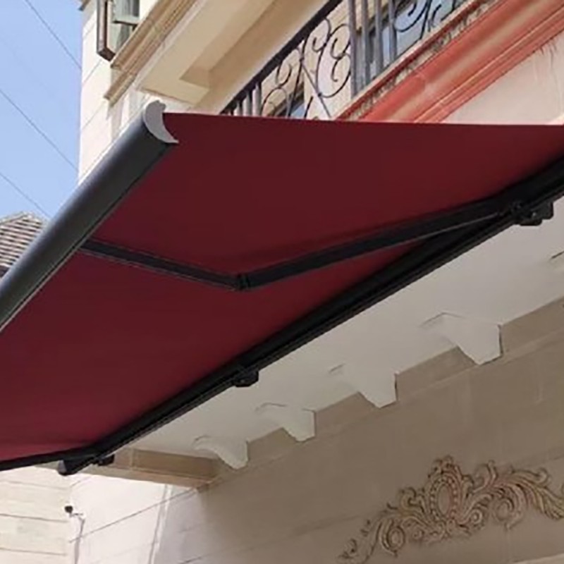 Aufklappbarer Sonnenschutz für den Außenbereich mit Stützschiene